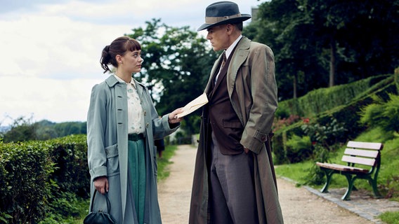 Toni Schmidt (Mercedes Müller, l.) mit Otto John (Sebastian Blomber, r.), dem Leiter des Bundesverfassungsschutzes  - Szene aus der Serie "Bonn - Alte Freunde, neue Feinde" © ARD/Odeon Fiction/Kai Schulz Foto: Kai Schulz