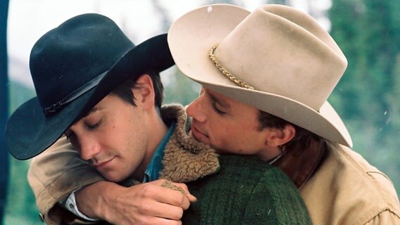 Szene aus dem Film "Brokeback Mountain" mit Jake Gyllenhall und Heath Ledger. © picture-alliance / Mary Evans Picture Library 