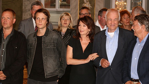 Justus von Dohnányi, August Diehl, Iris Berben und Armin Mueller-Stahl neben Regisseur Heinrich Breloer (v.l.n.r.) und den Produzenten bei der Pressekonferenz zu den Dreharbeiten des Kinofilms "Buddenbrooks - Ein Geschäft von einiger Größe" in Lübeck © NDR Foto: Patricia Batlle