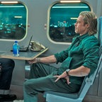 Brad Pitt (r.) in einer Szene im Zug im Actionfilm "Bullet Train" von den Machern der Actionfilme "John Wick" © Sony Pictures / Scott Garfield 