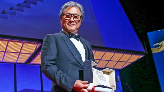 Regisseur Park Chan-wook aus Südkorea beim Filmfest Cannes 2022 © Joel C Ryan/Invision/AP/dpa +++ dpa-Bildfunk Foto: Joel C Ryan