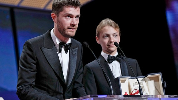 Der belgische Filmemacher Lukas Dhont mit seinem Schauspieler Eden Dambrine aus "Close" beim Filmfest Cannes 2022 © Joel C Ryan/Invision/AP/dpa +++ dpa-Bildfunk Foto: Joel C Ryan