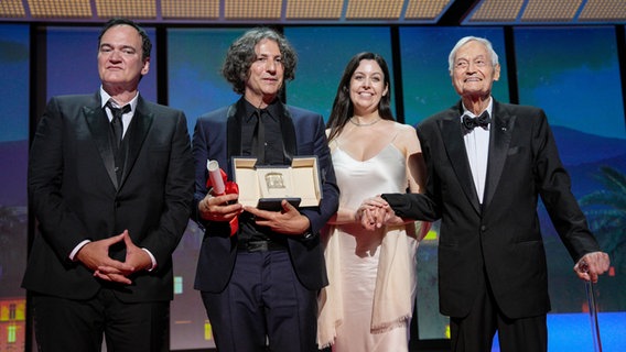 Jonathan Glazer, britischer Regisseur (2. v. links neben Quentin Tarantino) erhält die Palme des Großen Preises der Jury in  Cannes 2023 © Daniel Cole/AP +++ dpa-Bildfunk Foto: Daniel Cole