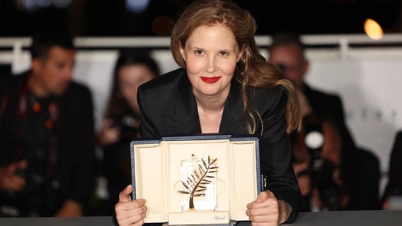 Justine Triet, Regisseurin und Siegerin der Goldenen Palme des Festivals Cannes 2023 ©  Vianney Le Caer/Invision/AP/dpa +++ dpa-Bildfunk +++ Foto: Vianney Le Caer