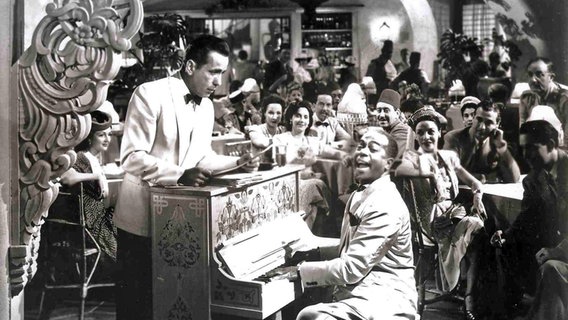 Rick (Humphrey Bogart, links), Sam (Dooley Wilson, am Piano) im Hollywood-Film "Casablanca" (1942), Regie: Michael Curtiz © picture alliance/United Archives 