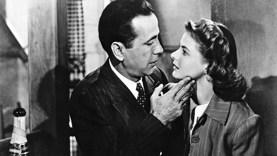 Rick (Humphrey Bogart, links), Ilsa (Ingrid Bergman) im Hollywood-Film "Casablanca" (1942), Regie: Michael Curtiz © picture alliance/United Archives 