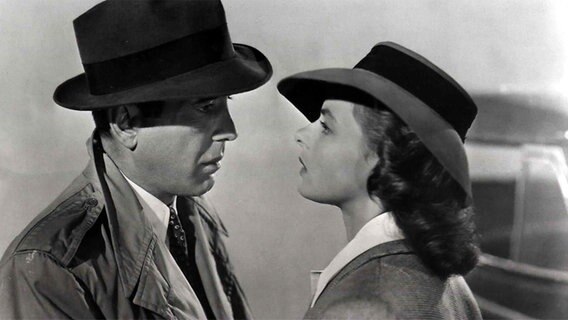 Rick (Humphrey Bogart, links), Ilsa (Ingrid Bergmann) im Hollywood-Film "Casablanca" (1942), Regie: Michael Curtiz © picture alliance/United Archives 