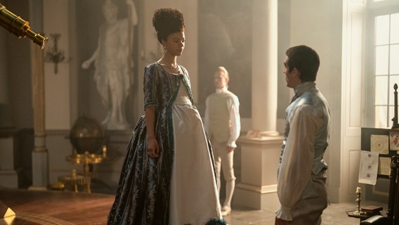 König George und Queen Charlotte in der Netflix-Serie "Queen Charlotte: A Bridgerton Story" © Cr. Nick Wall/Netflix © 2023 