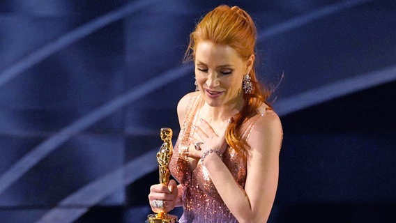 Jessica Chastain nimmt ihren Oscar als beste Schauspielerin bei der Oscar-Preisverleihung 2022 in Los Angeles an © Chris Pizzello/Invision/ AP/dpa +++ dpa-Bildfunk 