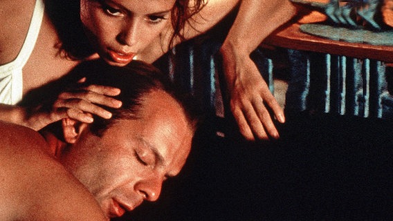 Szene aus "Color Of Night" (1994) mit Jane March und Bruce Willis  