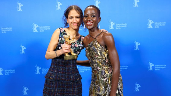 Jurypräsidentin der Berlinale Lupita Nyong'o (r.) steht neben der Regisseurin des Filmes "Dahomey" Mati Diop, die den Goldenen Bären gewonnen hat © Nadja Wohlleben/Reuters/Pool/dpa +++ dpa-Bildfunk +++ Foto: Nadja Wohlleben