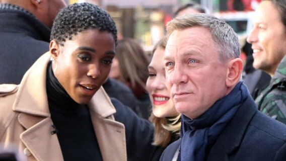 Lashana Lynch, Lea Seydoux und Daniel Craig bei der amerikanischen Trailer Vorstellung des neuen Bond Films © IMAGO / MediaPunch 