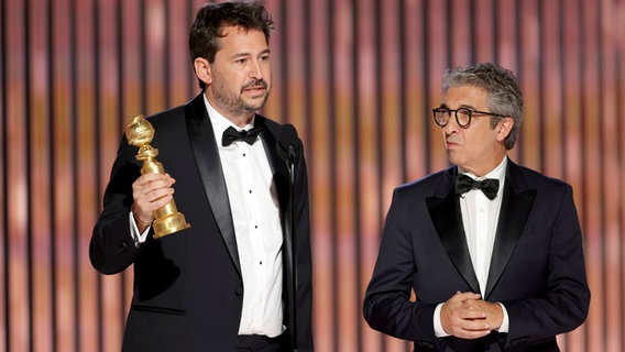 Regisseur Santiago Mitre (links) und Schauspieler Ricardo Darín holten einen Golden Globe für "Argentina, 1985" © Chris Pizzello/Invision/AP/dpa +++ dpa-Bildfunk +++ Foto:  Chris Pizzello