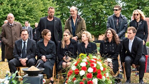 Szene mit Charly Hübner und Claudia Michelsen aus der Improvisations-Serie "Das Begräbnis" in das Erste:  V. li. n. re. hinten: Frank Dietze (Uwe Preuss), Mike Wiener (Dominic Boeer), Carsten Hell (Martin Brambach), Böcki (Gustav Schmidt) und Jacky (Luise von Finckh) - unten: Mario (Charly Hübner), Sabine (Claudia Michelsen), Anna (Anja Kling), Hildegard (Christine Schorn), Gaby (Catrin Striebeck) und Kevin (Enno Trebs) © ARD Degeto/Georges Pauly Foto: Georges Pauly
