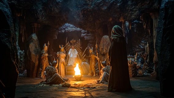 Die Gehörnten - Wesen mit Hörnern um einen Thron im Dunklen Turm - Szene aus der Serie "Der Greif" © Gordon A. Timpen, Amazon Studios Foto: Gordon A. Timpen