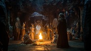 Die Gehörnten - Wesen mit Hörnern um einen Thron im Dunklen Turm - Szene aus der Serie "Der Greif" © Gordon A. Timpen, Amazon Studios Foto: Gordon A. Timpen