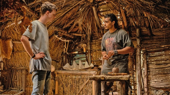 Jeremias Meyer (links) und Zoran Pingel in einer Szene aus der Serie "Der Greif" Jeremias Meyer (links) und Zoran Pingel in einer Szene aus der Serie "Der Greif" © Gordon A. Timpen, Amazon Studios Foto: Gordon A. Timpen