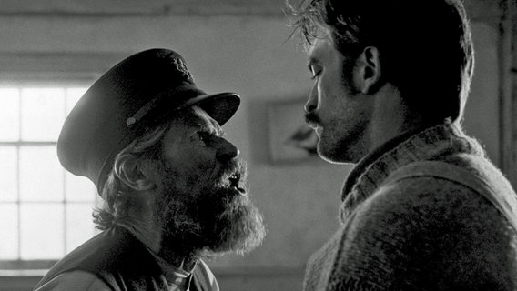 Willem Dafoe (l.) als Thomas Wake und Robert Pattinson als Ephraim Winslow - Szene aus dem Film "Der Leuchtturm"  