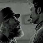 Willem Dafoe (l.) als Thomas Wake und Robert Pattinson als Ephraim Winslow - Szene aus dem Film "Der Leuchtturm" © Universal Pictures 