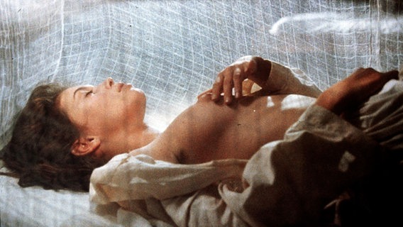 Szene aus "Der Liebhaber" (1992) mit Jane March. Der Film basiert auf der gleichnamigen autobiografischen Erzählung von Marguerite Duras aus dem Jahr 1984.  