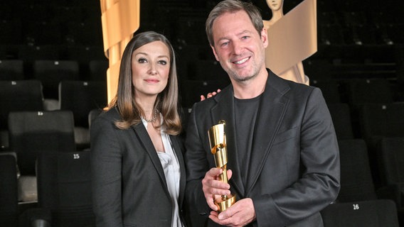 Die zwei neuen Köpfe in der Geschäftsführung der Deutschen Filmakademie seit 2022: Alexandra Maria Lara und Florian Gallenberger. ©  Foto: Britta Pedersen/dpa +++ dpa-Bildfunk ++ Foto: Britta Pedersen