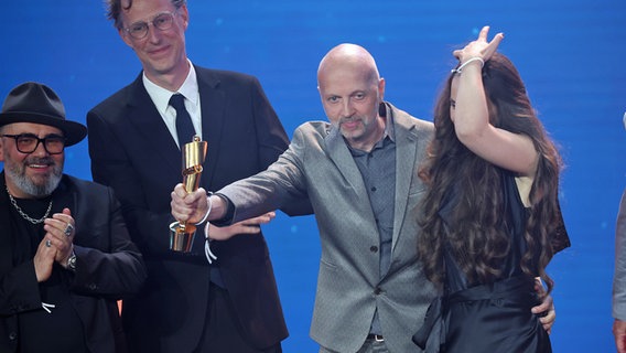 Regisseur Veit Helmer freut sich beim Deutscher Filmpreis über die Lola © picture alliance / Eventpress Fuhr 