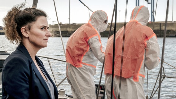 Frau im Boot in "Die Rückkehr" © Arte/ De Mensen Foto: De Mensen