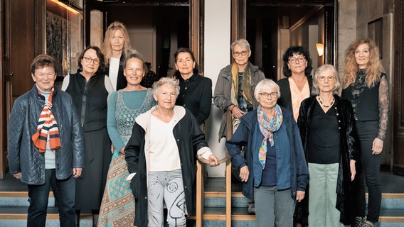 Eine Reihe von Frauen steht auf Treppen - Szene aus dem Dokumentarfilm "Die Unbeugsamen 2" im Kino © Majestic Filmverleih / Florian Liedel Foto: Florian Liedel