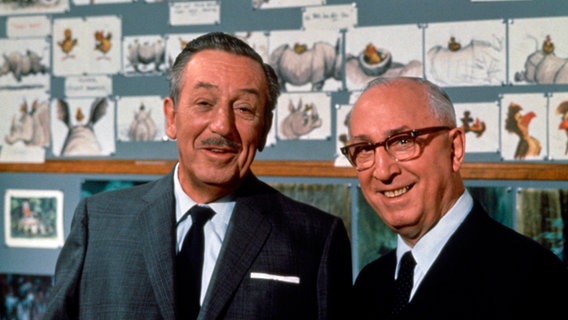 Die von der Walt Disney Photo Library zur Verfügung gestellte Aufnahme zeigt Walt Disney (l) und Roy Disney. © Disney/Walt Disney Photo Library/dpa 