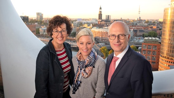 Die US-Schauspielerin und Regisseurin Elizabeth Banks (mitte), der Hamburger Bürgermeister Peter Tschentscher und die Chefin der Filmförderung Hamburg Maria Köpf auf der Elbphilharmonie bei den Dreharbeiten zu "3 Engel für Charlie", der in Teilen in Hamburg gedreht wurde Die US-Schauspielerin und Regisseurin Elizabeth Banks (mitte), der Hamburger Bürgermeister Peter Tschentscher und die Chefin der Filmförderung Hamburg Maria Köpf auf der Elbphilharmonie bei den Dreharbeiten zu "3 Engel für Charlie", der in Teilen in Hamburg gedreht wurde © Filmförderung Hamburg Schleswig-Holstein
