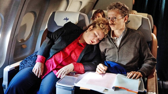 Meltem Kaptan und Alexander Scheer im Flugzeug im Film "Rabiye Kurnaz gegen George W. Bush" - die NDR Koproduktion von Andreas Dresen im Wettbewerb der Berlinale Meltem Kaptan und Alexander Scheer im Flugzeug im Film "Rabiye Kurnaz gegen George W. Bush" - die NDR Koproduktion von Andreas Dresen im Wettbewerb der Berlinale © Pandora Film Foto: Luna Zscharnt