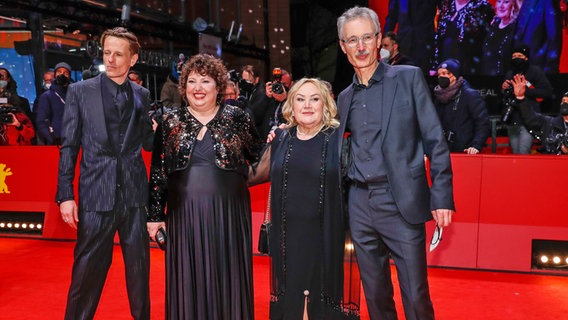 Alexander Scheer, Rabiye Kurnaz, Meltem Kaptan und Bernhard Docke (von links) bei der Weltpremiere des Wettbewerbsfilms "Rabiye Kurnaz gegen George W. Bush" bei der Berlinale © picture alliance/dpa | Gerald Matzka Foto: Gerald Matzka