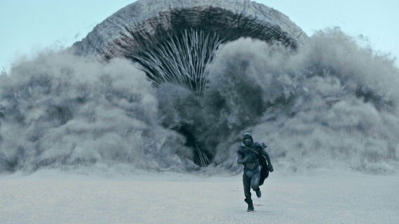 Timothée Chalamet flieht im Kinofilm "Dune" von Denis Villeneuve, der 2021 starten soll, vor einem Monster im Sand © 2020 Warner Bros. Entertainment Inc. All Rights Reserved. Foto: Chiabella James