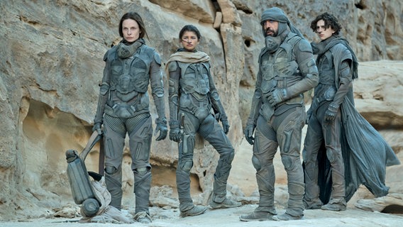 Rebecca Ferguson (von links) als  Lady Jessica Atreides, Zendaya als Chani, Javier Bardem als Stilgar, and Timothée Chalamet als Paul Atreides im Film "Dune" von Denis Villeneuve © 2020 Warner Bros. Entertainment Inc. All Rights Reserved. Foto: Chiabella James