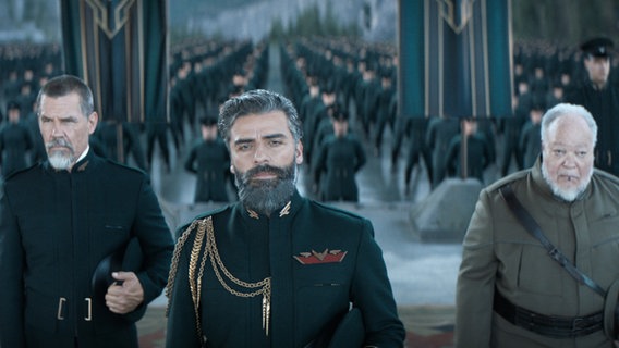 Josh Brolin als Gurney Halleck (v.l.), Oscar Isaac als Duke Leto Artreides und Stephen McKinley Henderson als Thufir Hawat im Kinofilm "Dune" © 2021 Warner Bros. Entertainment Inc. All Rights Reserved. 