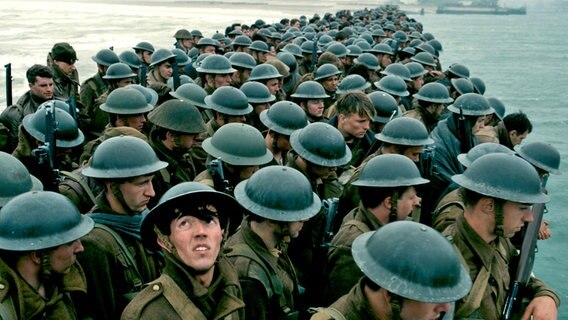 Szene mit Soldaten im Hafen von Dünkirchen aus dem Film "Dunkirk" © 2017 WARNER BROS. ENTERTAINMENT INC. Foto: Melinda Sue Gordon