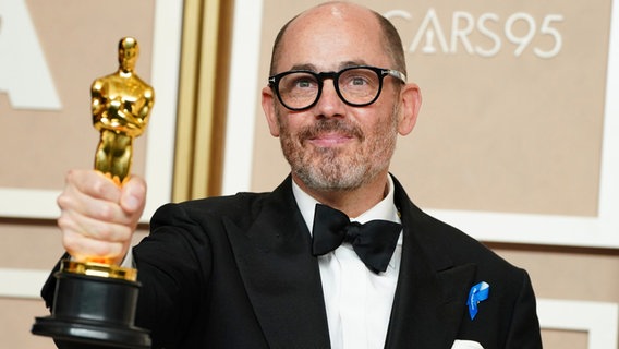 Regisseur Edward Berger mit seinem Oscar für den Besten Internationalen Film in Los Angeles © Invision via AP/dpa +++ dpa-Bildfunk +++ Foto: Jordan Strauss
