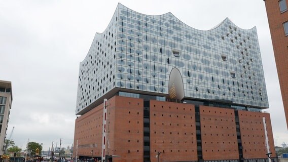 Die Elbphilharmonie - Konzerthaus, Hotel - und einer der vielen Drehorte in der Hafencity Hamburgs © NDR Foto: Patricia Batlle