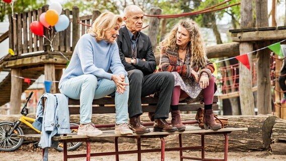 Karin (Maren Kroymann), Gerhard (Heiner Lauterbach) und Philippa (Barbara Sukowa) auf dem Spielplatz - Szene aus dem Kinofilm "Enkel für Anfänger" © StudioCanal Foto: Wolfgang Ennenbach