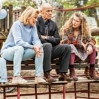 Karin (Maren Kroymann), Gerhard (Heiner Lauterbach) und Philippa (Barbara Sukowa) auf dem Spielplatz - Szene aus dem Kinofilm "Enkel für Anfänger" © StudioCanal Foto: Wolfgang Ennenbach