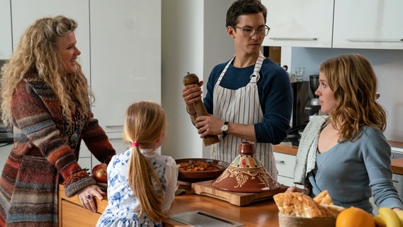 Leih-Oma Philippa (Barbara Sukowa) mit Leonie (JuliaLuise Gleich) und ihren Eltern (Tim Oliver Schultz und Paula Kalenberg) - Szene aus dem Kinofilm "Enkel für Anfänger" Leih-Oma Philippa (Barbara Sukowa) mit Leonie (JuliaLuise Gleich) und ihren Eltern (Tim Oliver Schultz und Paula Kalenberg) - Szene aus dem Kinofilm "Enkel für Anfänger" © StudioCanal Foto: Wolfgang Ennenbach