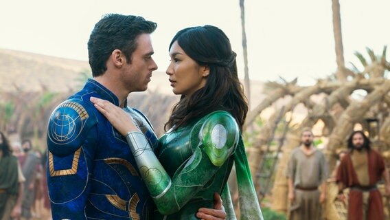 Ikaris (Richard Madden, links) und Sersi (Gemma Chan) in einer Szene aus dem Marvel-Film "Eternals" von Chloé Zhao © Marvel Studios 2021 