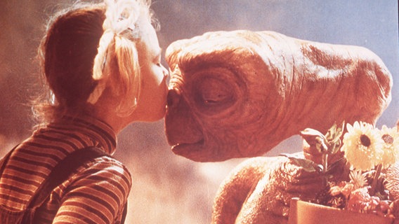 In einer Filmszene aus "E.T. - Der Ausserirdische" von Steven Spielberg küsst Gertie den Außerirdischen E.T. © picture alliance/United Archives 