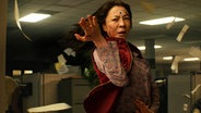 Die Waschsalonbesitzerin Evelyn Wang (Michelle Yeoh) mutiert während einer Steuerprüfung zur Kampfsportlerin. © 2022 LEONINE Studios 