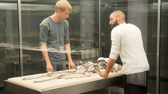 Caleb und Nathan mit künstlichem Skelett - Szene des Films "Ex Machina" © Universal Pictures 