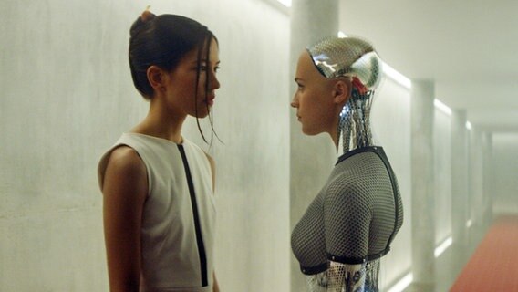 Frau und Ava - Szene des Films "Ex Machina" © Universal Pictures 