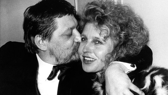 Rainer Werner Fassbinder mit Hanna Schygulla nach der Welturaufführung seines Films "Lili Marleen" 1981 in Berlin. © dpa - bildfunk 