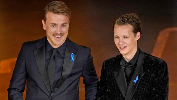 Die Schauspieler Albrecht Schuch (links) und Felix Kammerer bei der Oscar-Gala 2023 © Chris Pizzello/Invision via AP/dpa +++ dpa-Bildfunk +++ Foto: Chris Pizzello