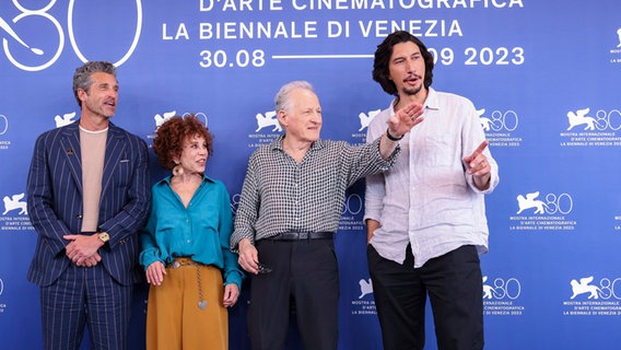La troupe cinematografica circonda il regista Michael Mann sul tappeto rosso a Venezia alla première del suo film "Ferrari" © Vianney Le Caer/Invision/AP/dpa +++ dpa-Bildfunk Foto: Vianney Le Caer