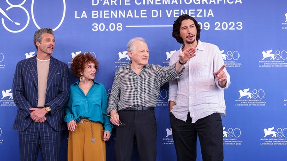 Das Filmteam um Regisseur Michael Mann am roten Teppich in Venedig bei der Premiere seines Filmes "Ferrari" © Vianney Le Caer/Invision/AP/dpa +++ dpa-Bildfunk Foto: Vianney Le Caer